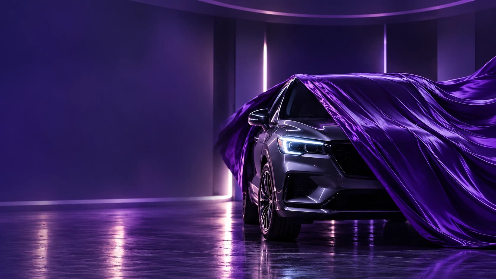 Auto cubierto con una tela morada en una sala de exhibición